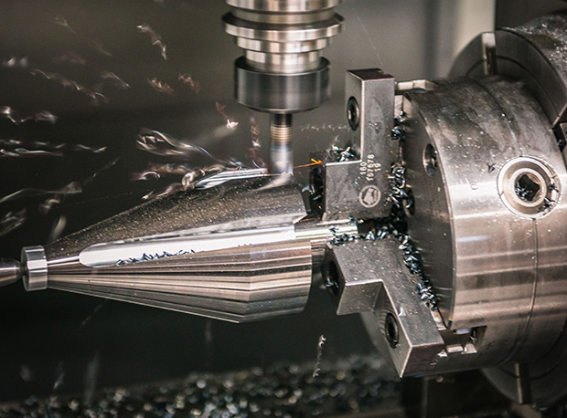 Usinage CNC : une machine fraiseuse créant des copeaux métalliques à Bourges dans le Cher 18