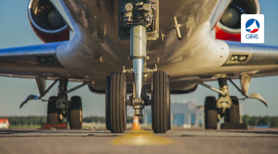 Gros plan sur le train d'atterrissage d'un avion, sur la piste à Bourges dans le Cher 18